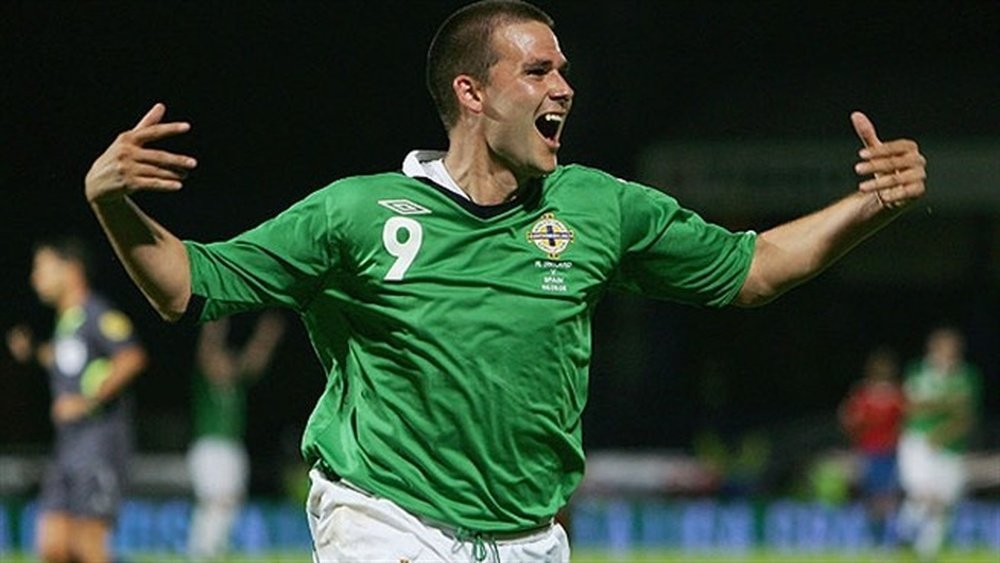 David Healy celebra uno de sus tantos ante España con Irlanda del Norte. AFP