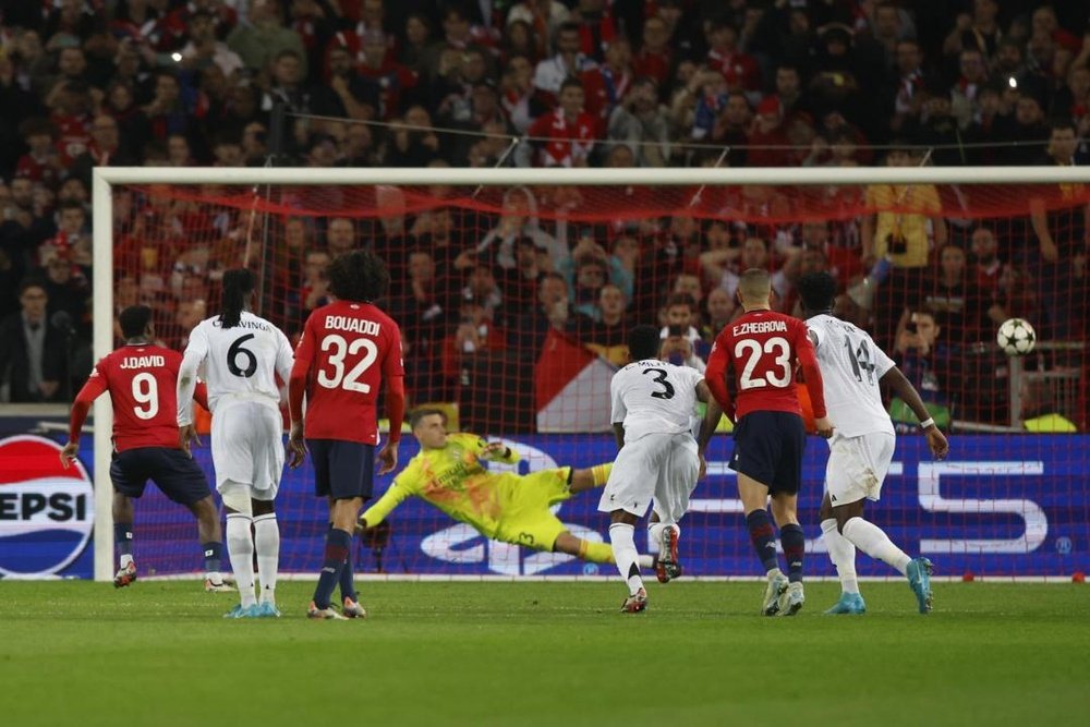 El Lille resistió y ganó al Madrid. FE/EPA/MOHAMMEDBADRA