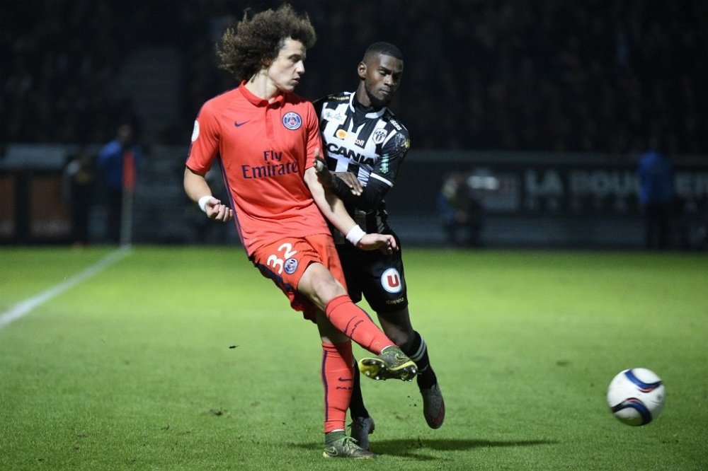 David Luiz (i), pasa un balón ante el acoso de un rival del Angers, con el que el PSG no pudo pasar del empate sin goles. Twitter