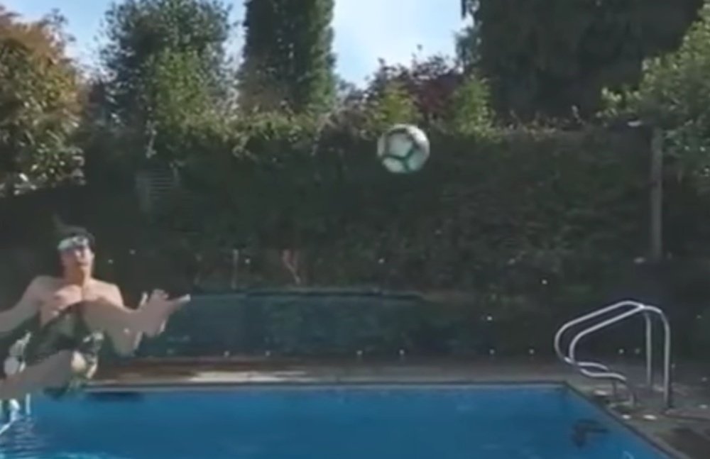 David Luiz joue les footballeurs en vacances. Youtube