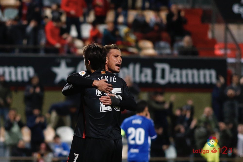 David Querol y Dejan Lekic celebran uno de los tantos del Reus ante el Lorca. LaLiga