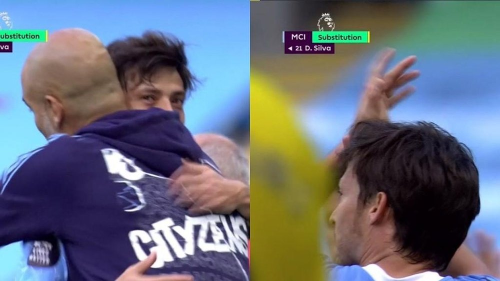 Guardiola's hug and tribute to Silva. Capturas/DAZN