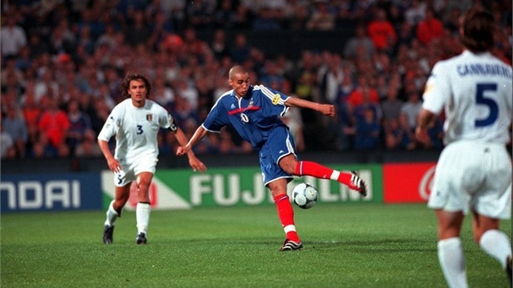 David Trezeguet anota el tanto que decidió la final de la Eurocopa 2000, entre Italia y Francia. FIFA