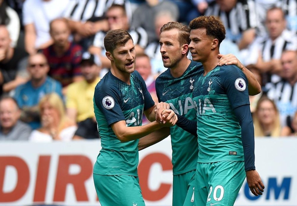 Davies, Harry Kane y Dele Alli celebran un tanto del Tottenham ante el Newcastle. SpursOfficial