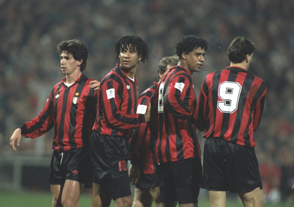 De izquierda a derecha, Demetrio Albertini, Ruud Gullit, Franco Baresi (tapado), Frank Rijkaard y Marco Van Basten, en un partido del Milan en los años 90.