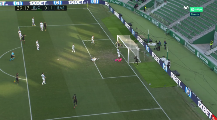 De Jong le 'robó' el gol en propia a Diego González para el 0-1