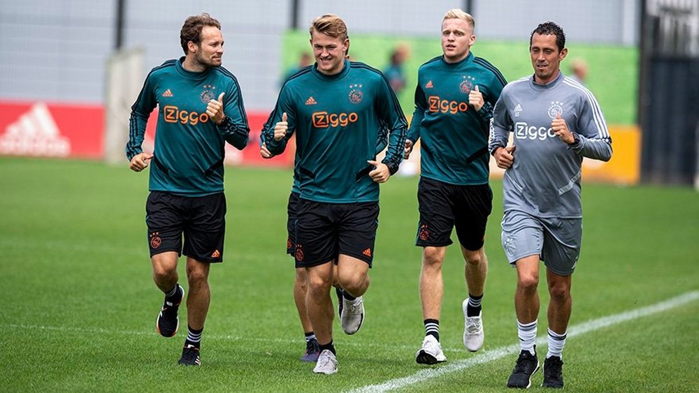Le esperan en Turín... se entrena con el Ajax. AFCAjax