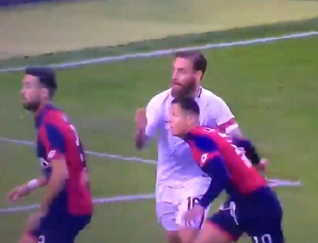 Le mauvais geste de De Rossi qui lui a valu un carton rouge direct