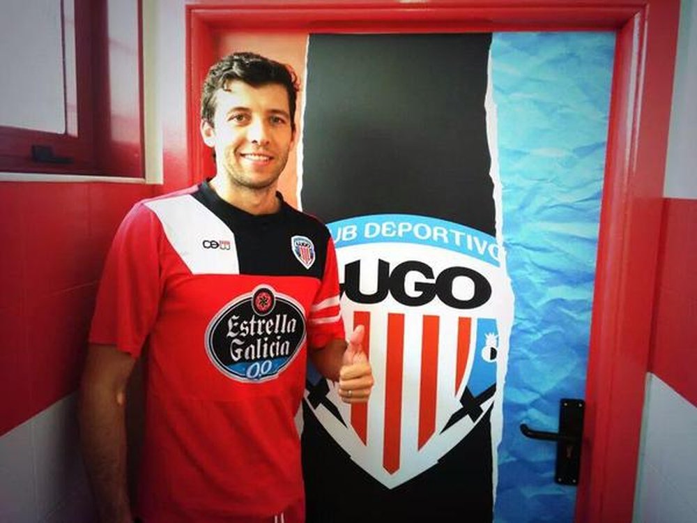 Dealbert posa como nuevo jugador del Lugo. Twitter