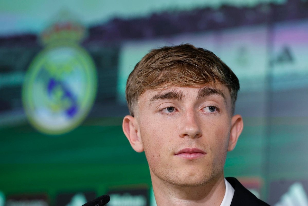 Huijsen has needed only three appearances in white to prove his leadership credentials. EFE