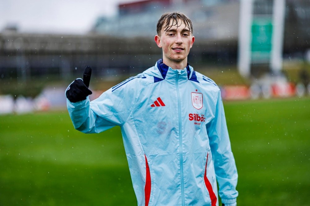Chelsea lidera a corrida por Dean Huijsen. EFE