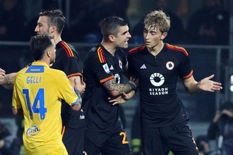 Il Governo spagnolo ha comunicato che il giocatore della Roma Dean Huijsen ha ricevuto la cittadinanza spagnola. Le indiscrezioni di 'Marca' hanno trovato conferma ufficiale. Il giovane difensore centrale è nato in Olanda, ma è cresciuto a Marbella (Andalusia).
