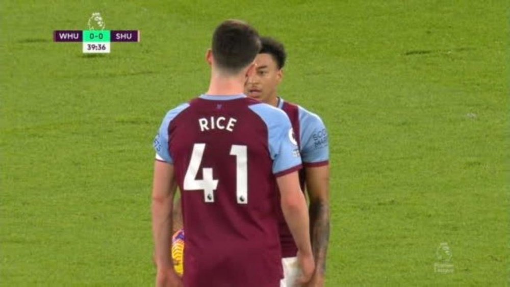 Rice le quitó el penalti a Lingard, marcó y le abrazó. Captura/DAZN