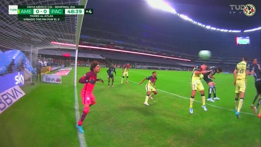 Defesa de Ochoa Diante do Pachuca. DUGOUT