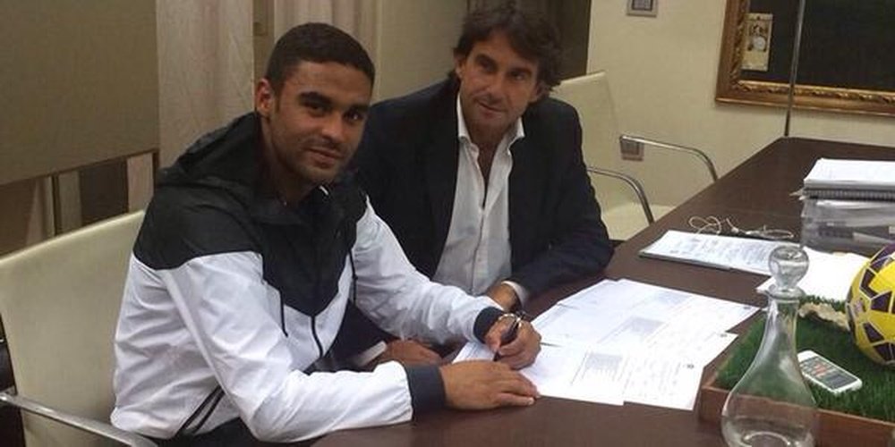 Defrel, firmando contrato con el Sassuolo. Twitter