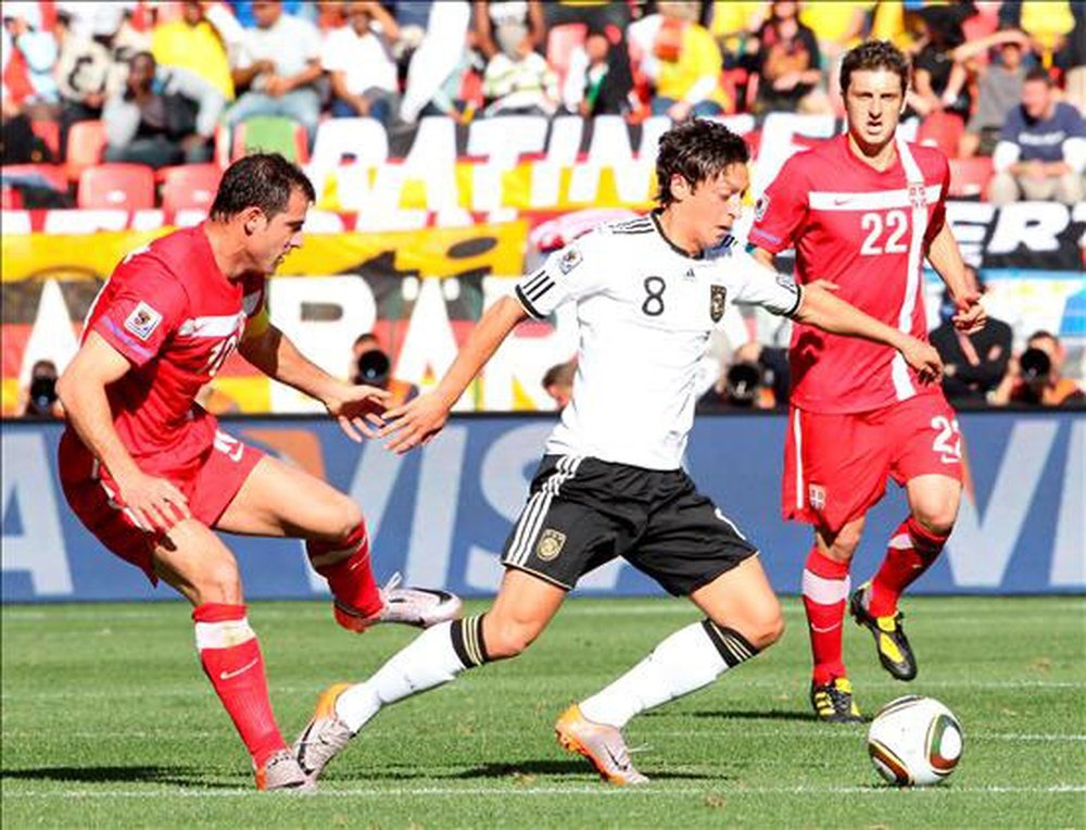 Stankovic vies for the ball with Ozil, in the 2010 World Cup. EFE/Carl Fourie