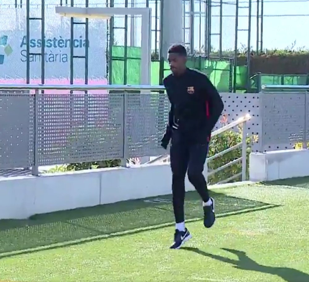 Dembélé continúa entrenándose con los recuperadores del Barcelona. Captura/FCBarcelona