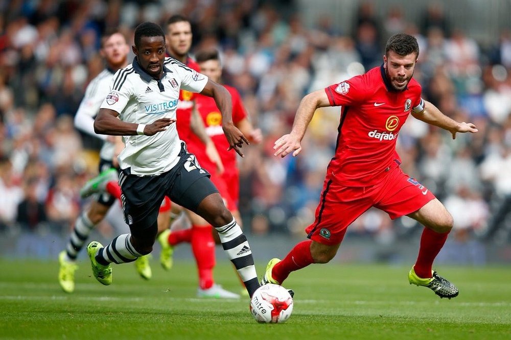 Démbélé (izq) en un partido con el Fulham. Twitter