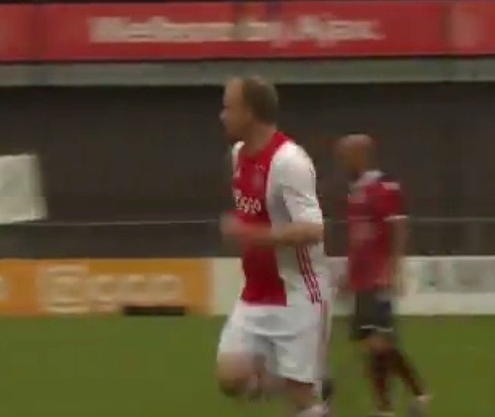 Denis Bergkamp, jugando con los veteranos del Ajax. Youtube