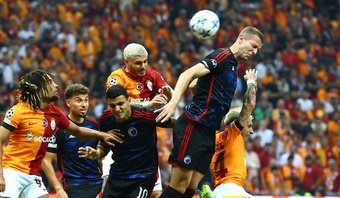 El Galatasaray salvó el honor y un punto, en apenas 2 minutos en el final, al empatar a 2 contra un Copenhague que lamentó haberse quedado con uno menos.