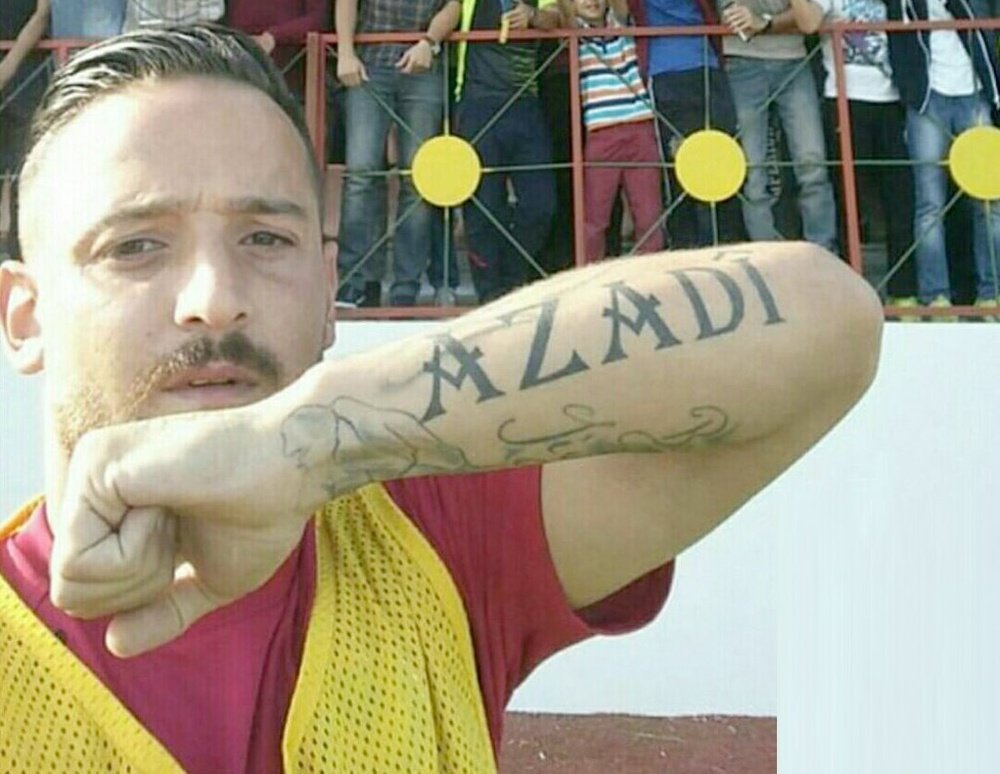 Deniz Naki, futbolista del Amedspor, lleva tatutada la palabra 'Azadi', que significa libertad en kurdo. Twitter