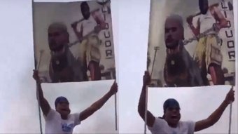 Inter Milan's Scudetto celebration party was a big event. In the middle of the street, Denzel Dumfries was handed a banner by the fans showing him... walking Theo Hernandez. An image that he did not hesitate to show off to make it clear who's boss in the city.