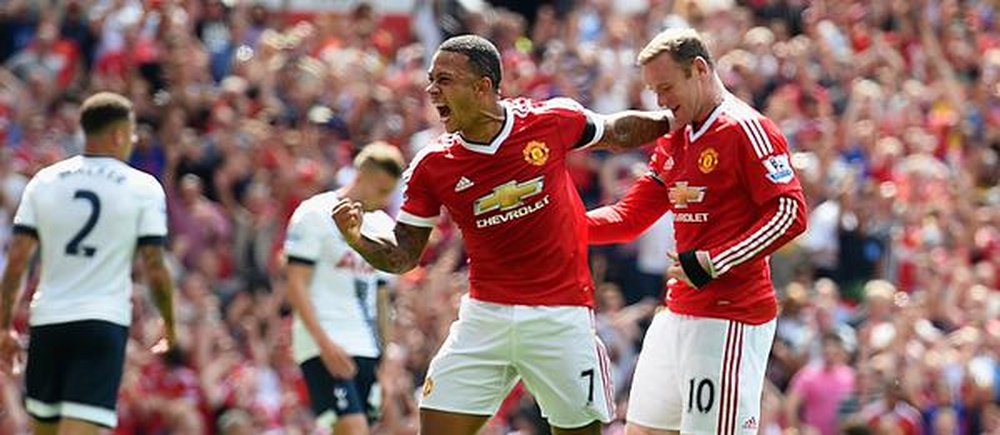 Depay y Rooney celebran el tanto de Walker en propia puerta en el Manchester United-Tottenham. Twitter