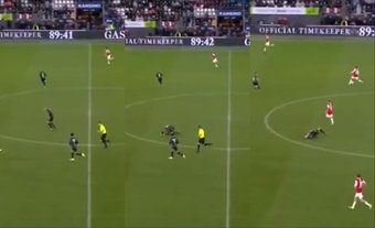 L'olandese Bas Dost è crollato nel cerchio centrale del campo nel tratto finale della partita tra AZ Alkmaar e NEC. Il gioco è continuato per 15 secondi fino a quando l'arbitro ha fischiato e lo staff medico è potuto entrare in campo.
