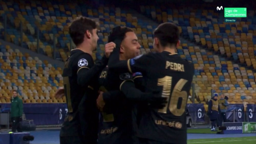 Dest já sabe como é marcar um gol com a camisa do Barça. Captura/MovistarLigadeCampeones
