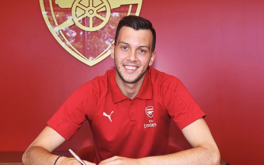 Il prolonge son contrat avec Arsenal. Twitter/Arsenal