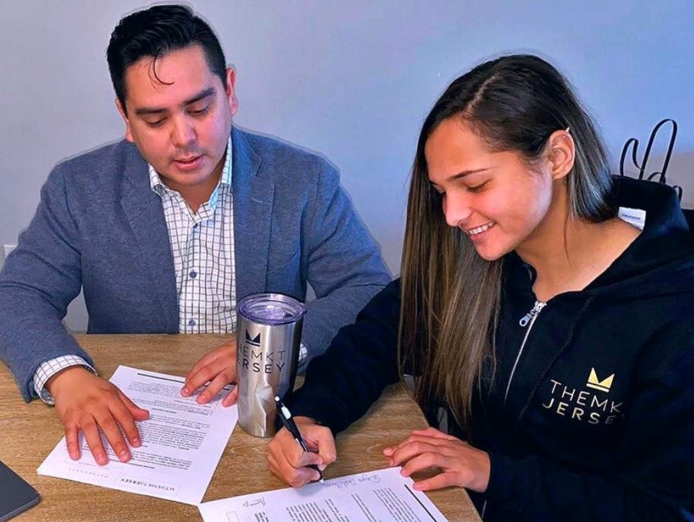 Deyna Castellanos firmó su primer contrato profesional con una agencia. Twitter/MKTJersey