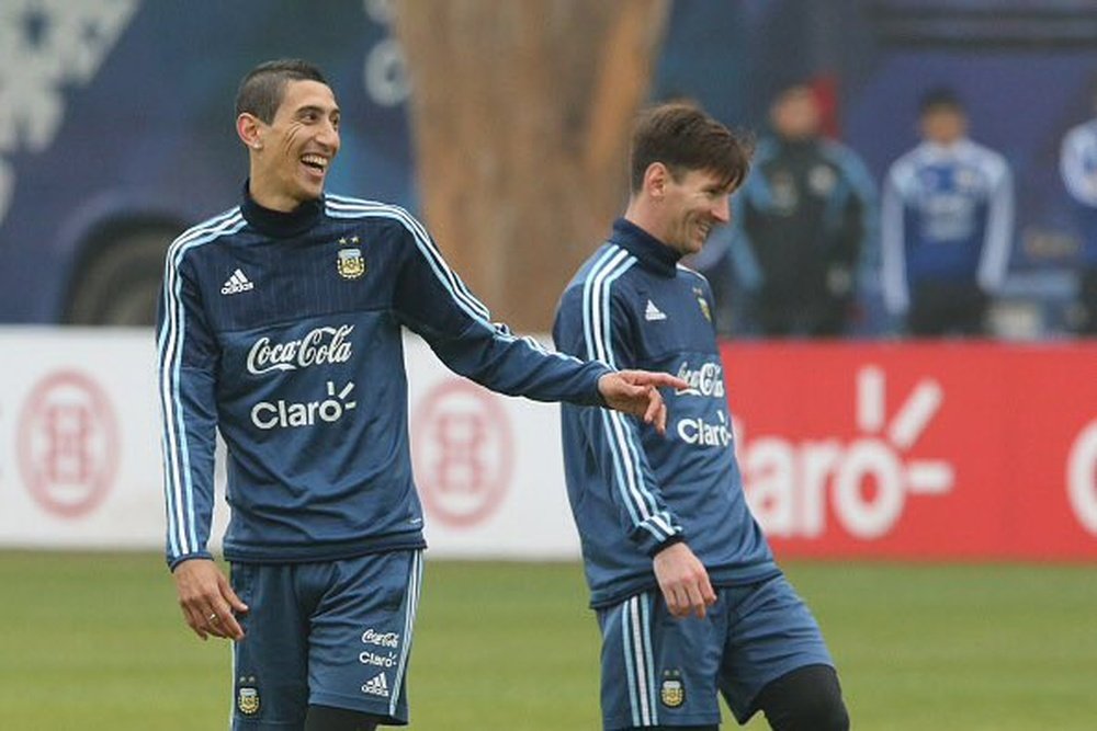Di María y Messi charlan felizmente en un entrenamiento de la Selección Argentina. Twitter