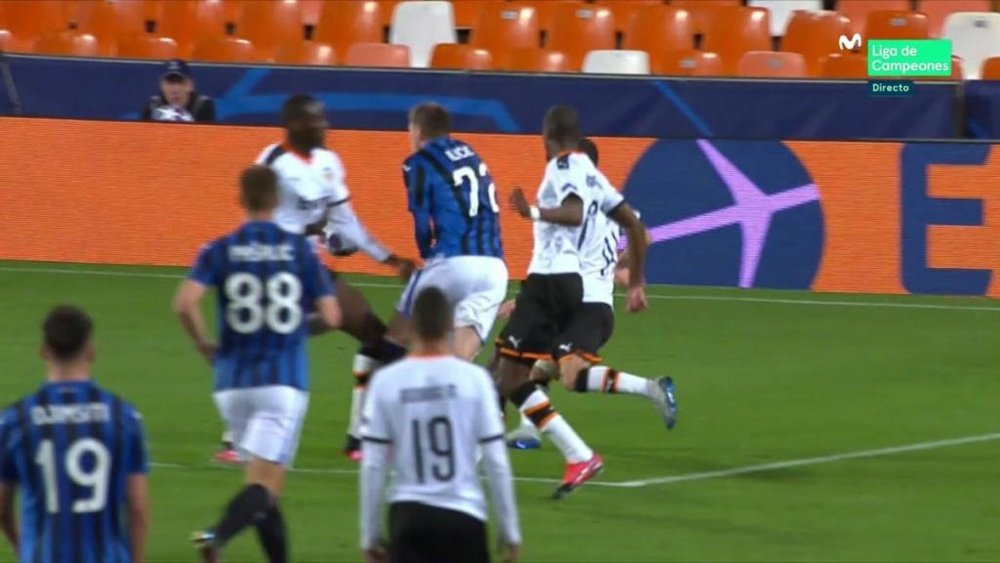 Diakhaby gave away two penalties versus Atalanta in the first half. Captura/MovistarFutbol