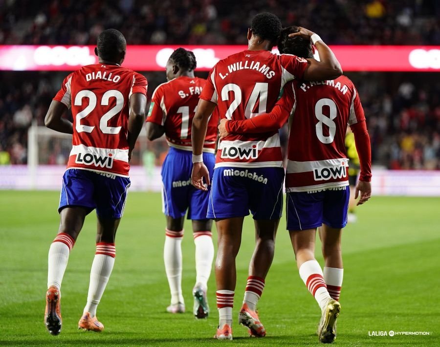 El Granada respira y hunde al Zaragoza