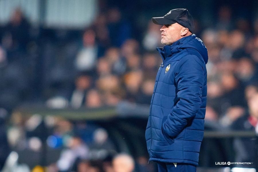 OFICIAL: Dick Schreuder, destituido