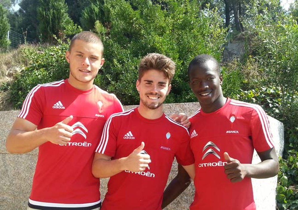 Diego Alende, Sergio de Paz y Pape Cheikh posan para una foto tras su renovación. Twitter