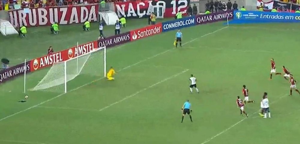 Diego Alves defende o pênalti da LDU. Captura Sportv