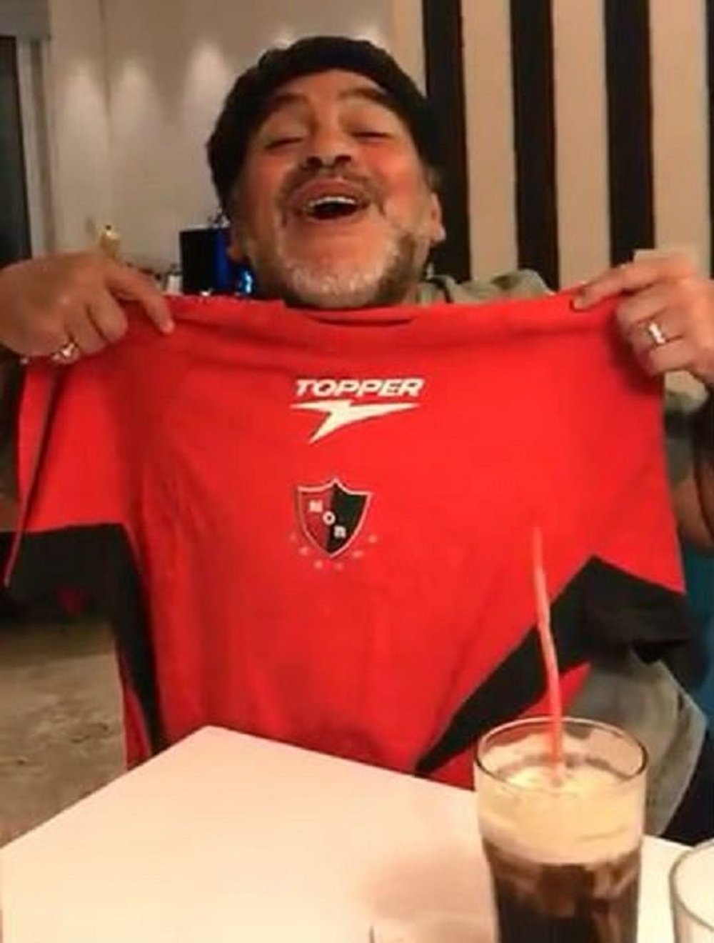 Diego Armando Maradona, cantando el himno de Newell's. Twitter