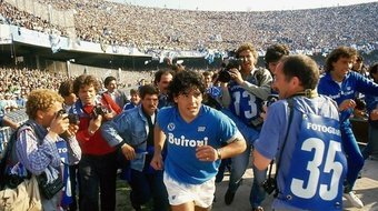 Lo scorso martedì 22 agosto si sono ufficialmente compiuti mille giorni dalla tragica scomparsa di Diego Armando Maradona, leader sportivo e culturale dell'Argentina, volto iconico della Napoli degli anni Ottanta e emblema di un calcio impregnato di valori politici.