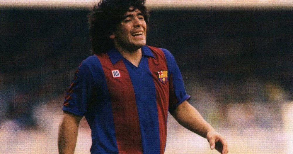 Maradona no pudo hacer carrera en el Barcelona.