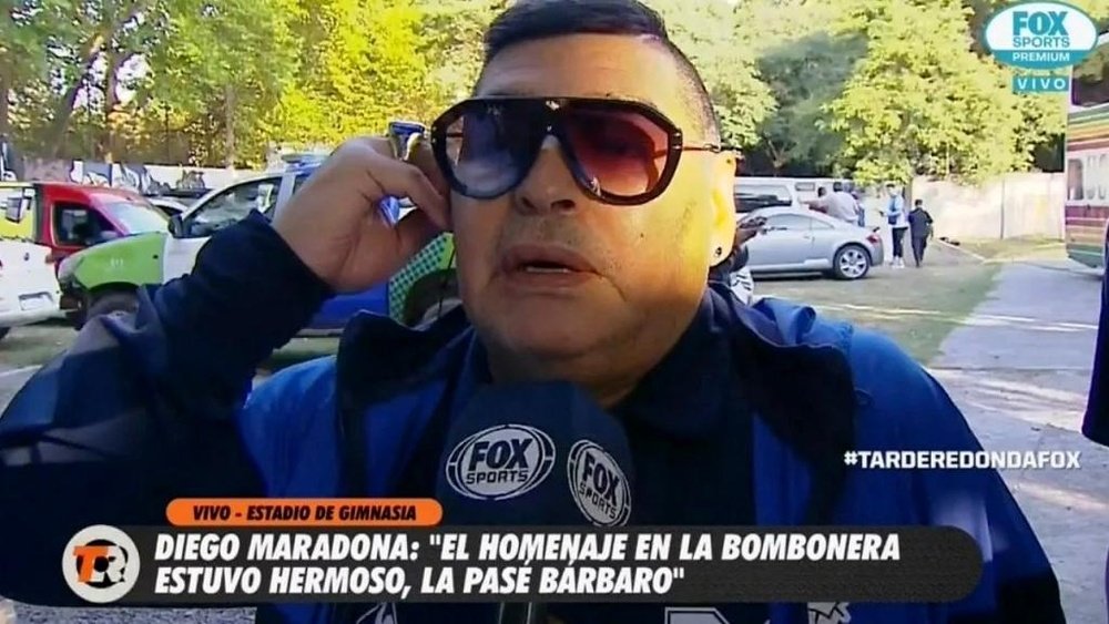 Maradona apareció con un nuevo 'look'. Captura/FOXSports