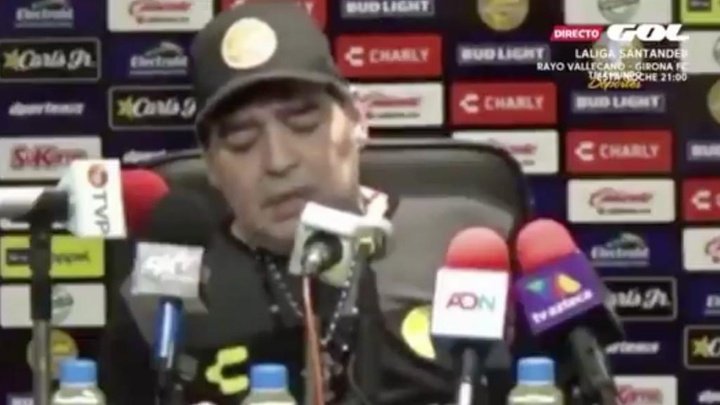 Maradona en pleine sieste lors de sa dernière conférence de presse ?