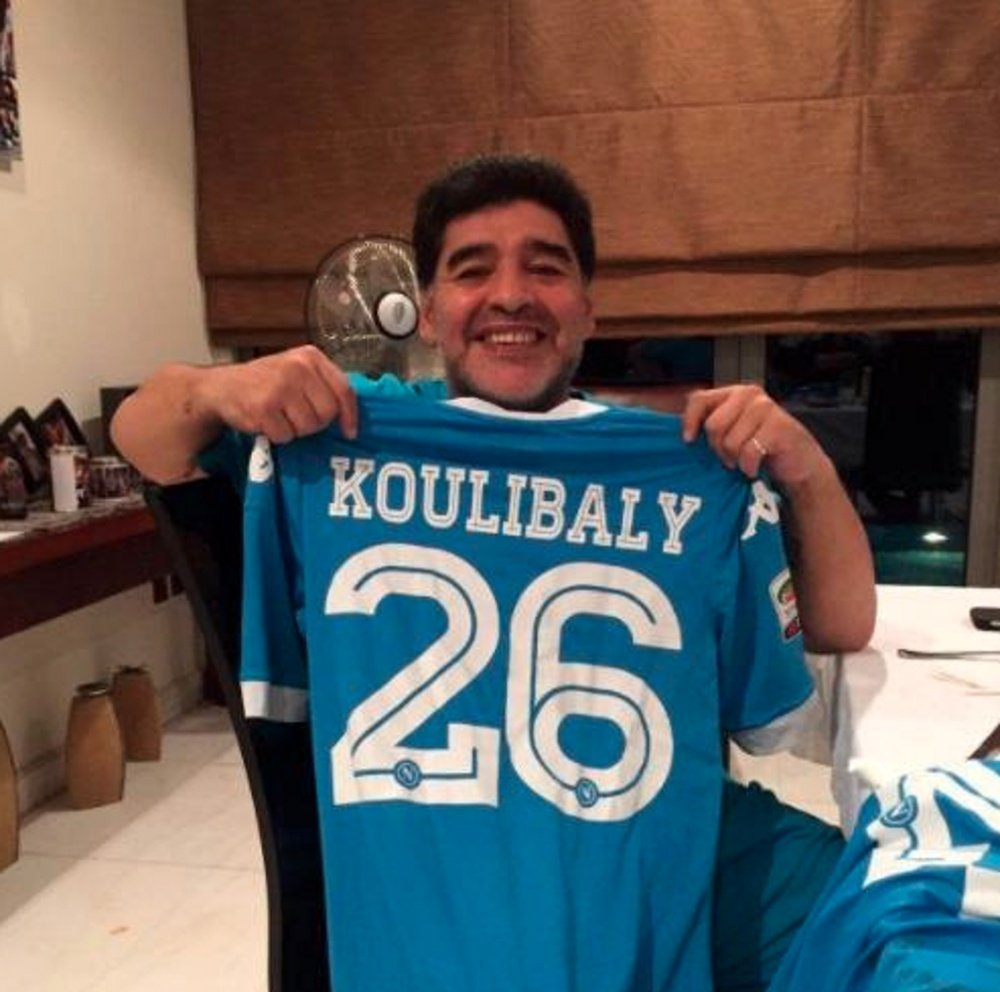 Maradona, con la camiseta de Koulibaly. Captura