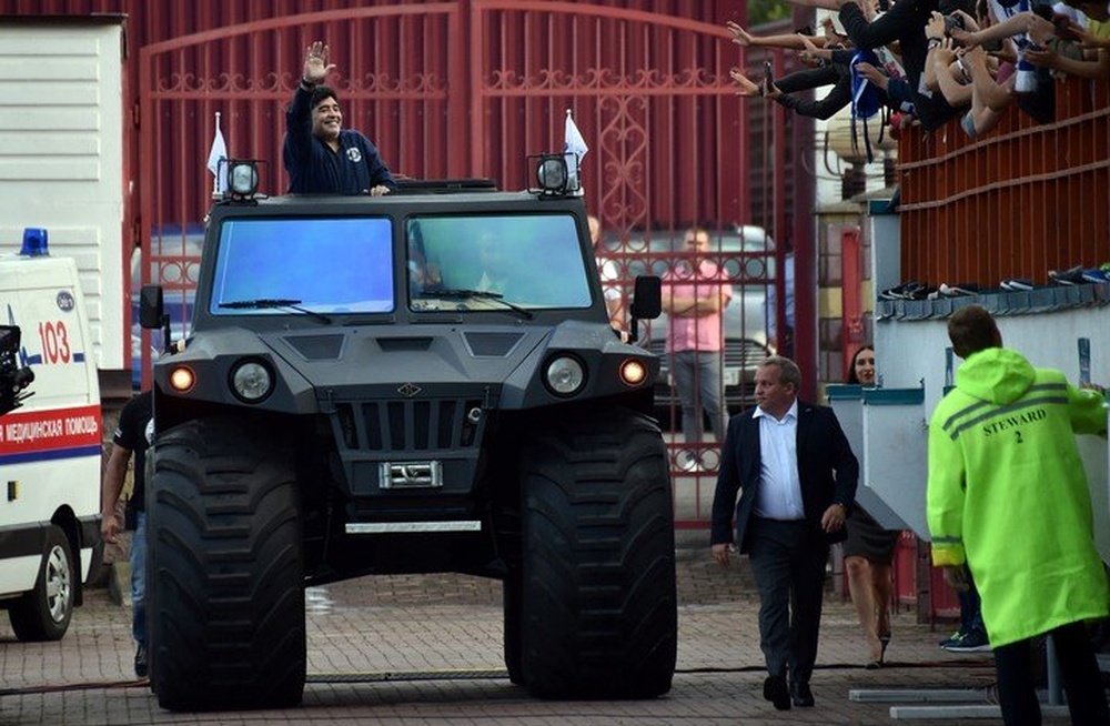 Casas, negocios y hasta un tanque anfibio: la herencia de Maradona. AFP