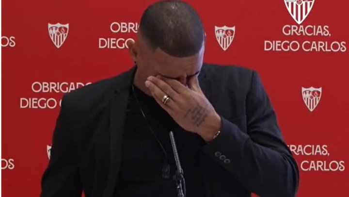 Diego Carlos se fue entre lágrimas. Captura/SevillaFC