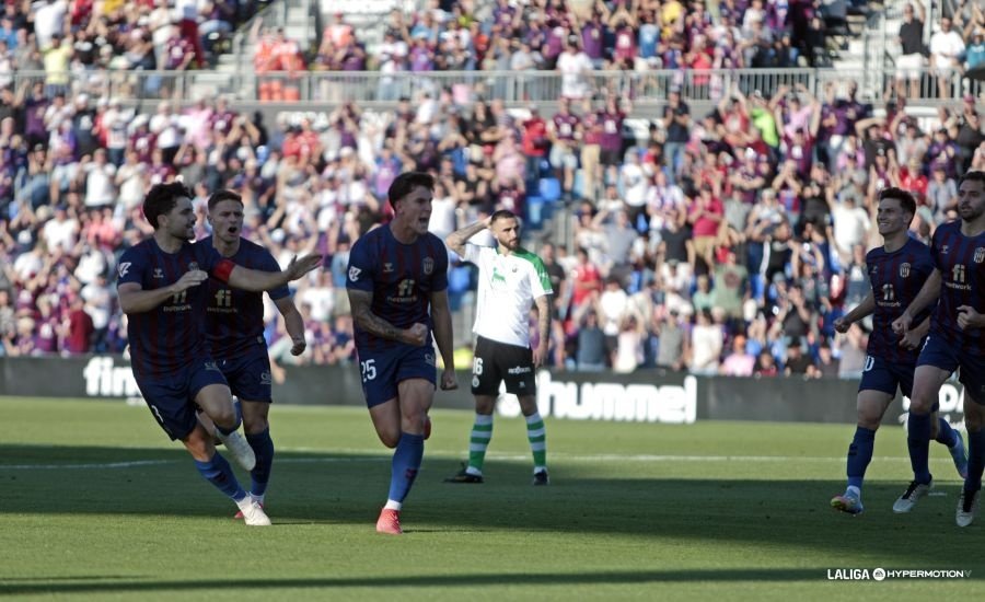 Pese a confirmar su descenso, el Eldense compitió hasta el final y acabó sacándole al Racing de Santander un empate en el 104' que evitó que los de José Alberto confirmaran su plaza en el 'play off'.
