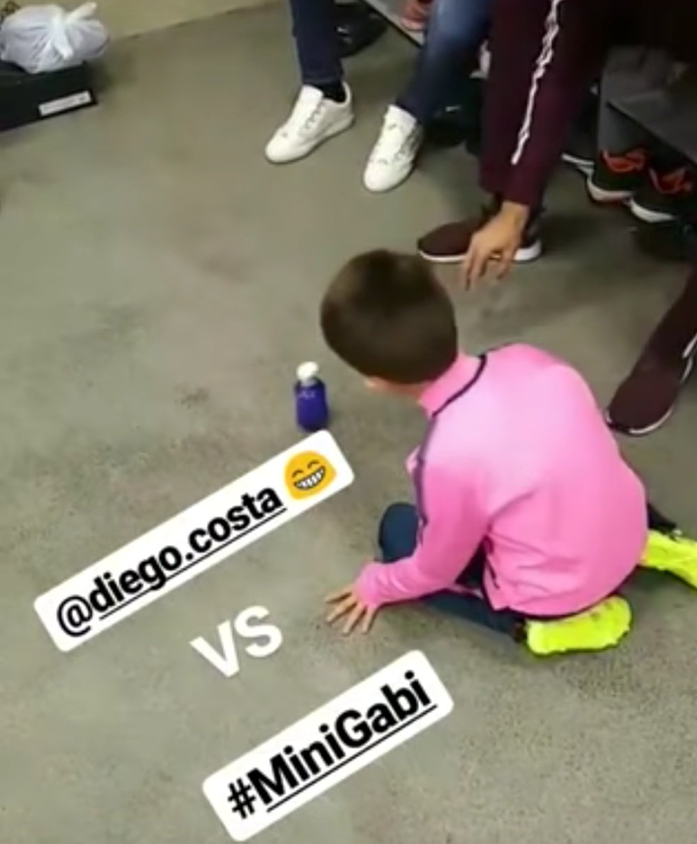 Diego Costa, jugando con el hijo de Gabi. Captura