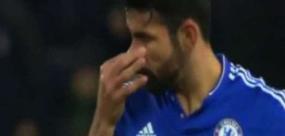 Diego Costa, tapándose la nariz por el supuesto olor de Shawcross. Twitter
