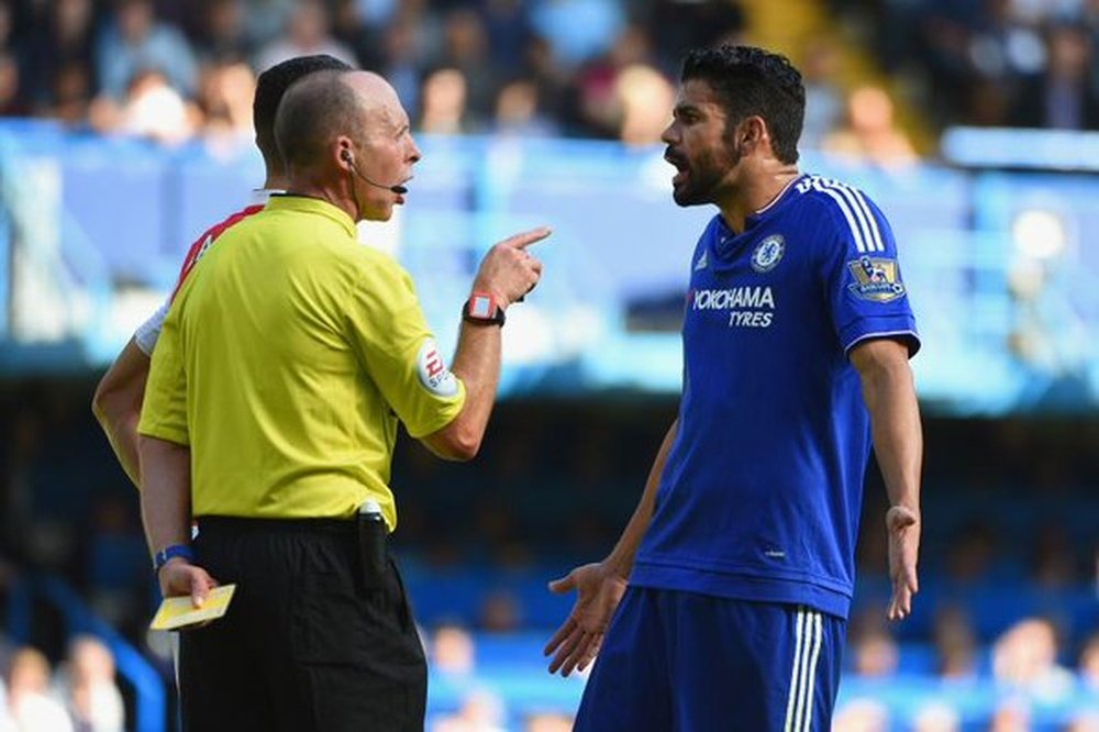 Diego Costa habla con el árbitro en un partido con el Chelsea. Twitter
