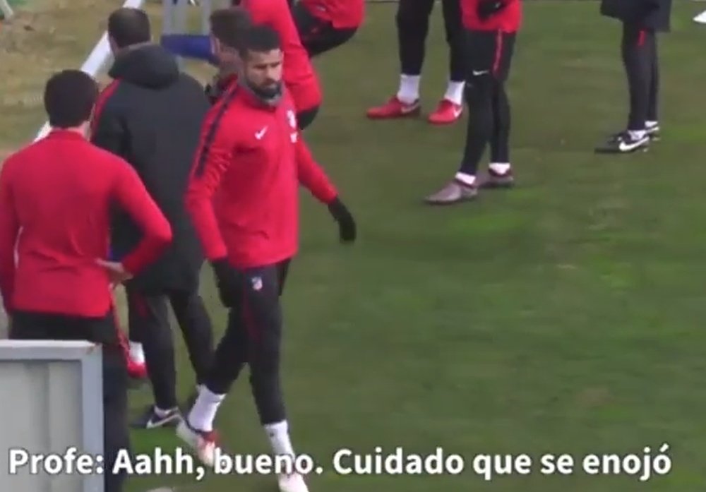Costa se mosqueó tras caerse en un ejercicio del entrenamiento. Captura/Youtube